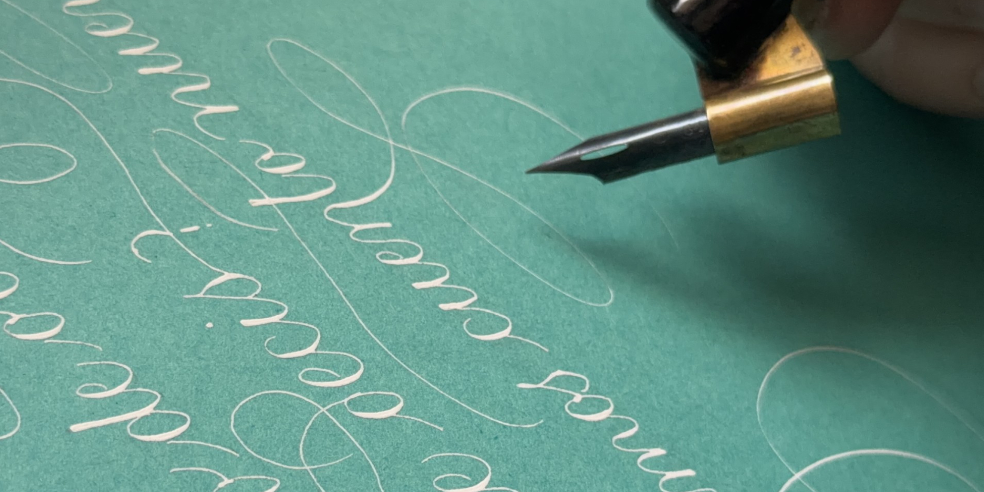 Silvia Gadu kaligrafoaren "Historiaren alde ikusezina" Kaligrafia Artistikoko Erakusketa